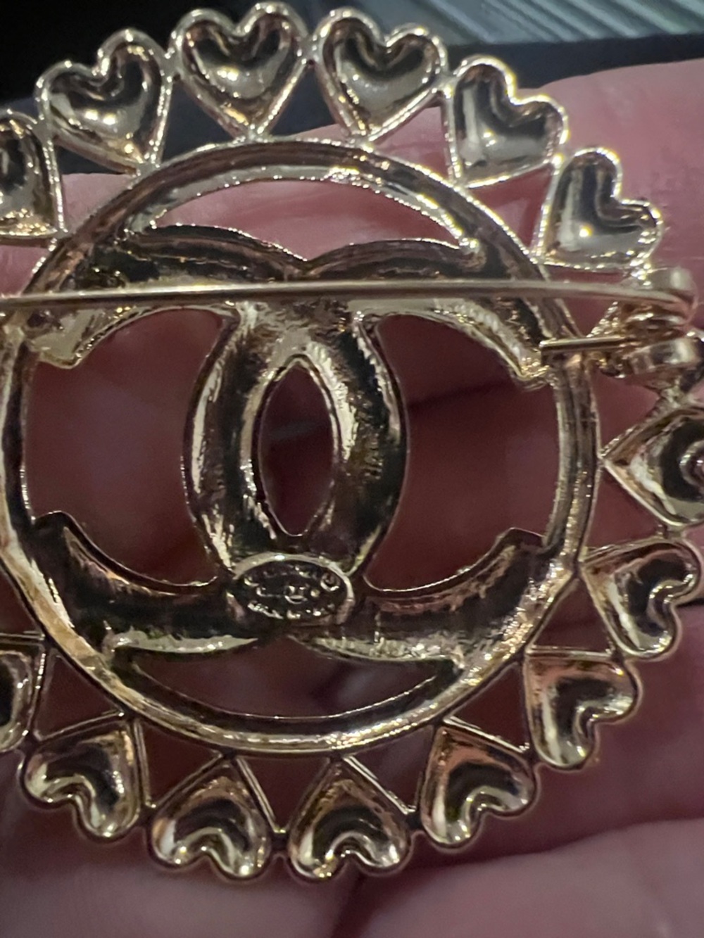 CHANEL Gold-Tone Crystal Double C Heart-Edged Circle Brooch - Picture 11 of 12